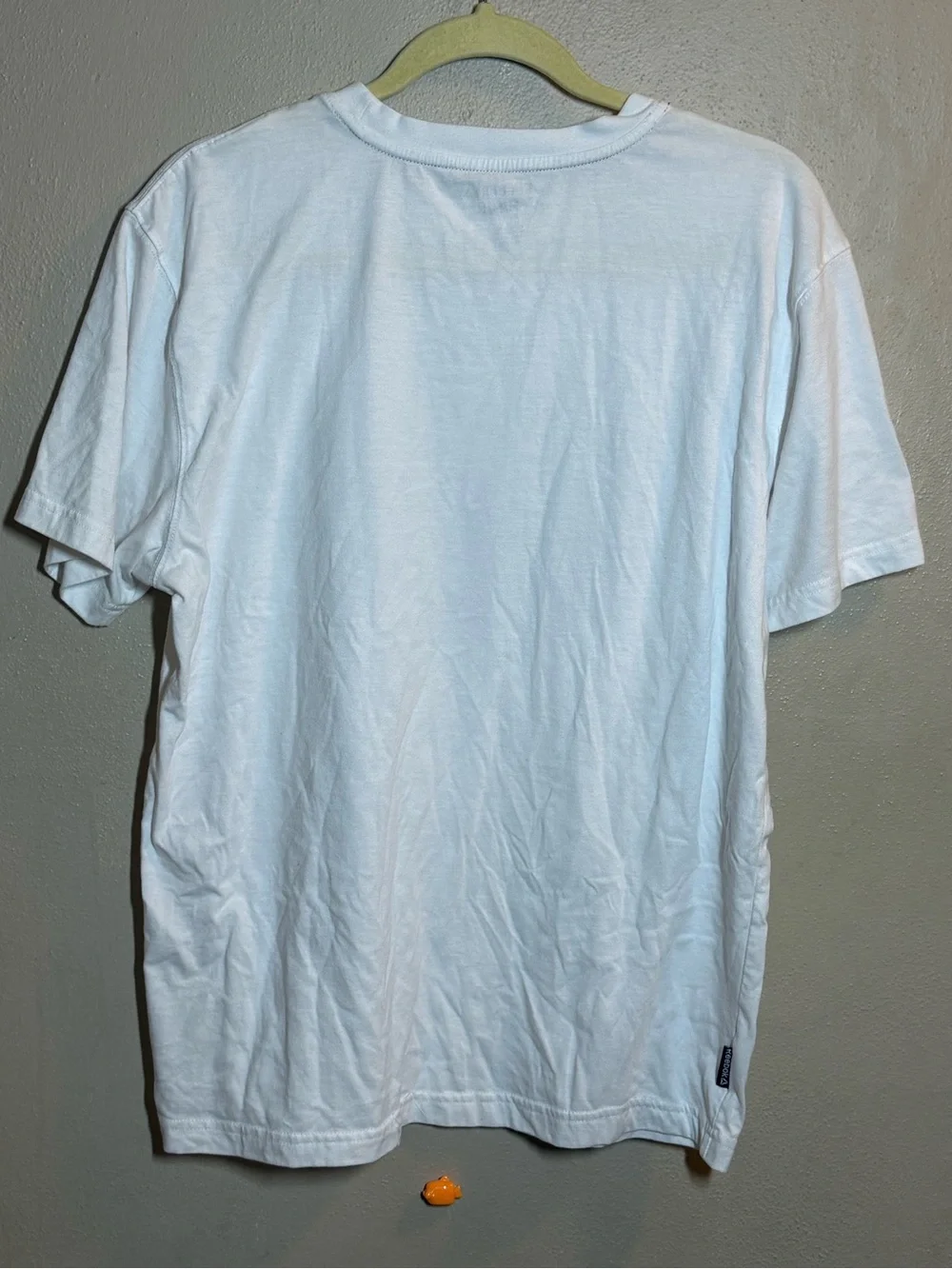 NWOT Reebok White SS Tee w/ Black, Silver, Gray Geometric Logo Sz Med